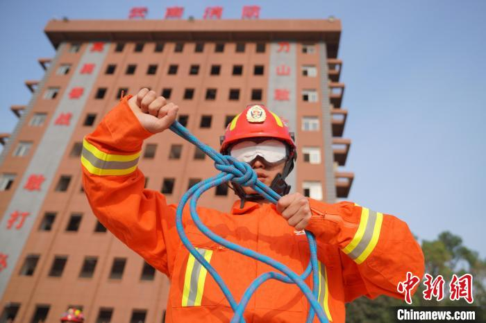 图为消防员蒙眼打绳结。　刘冉阳 摄