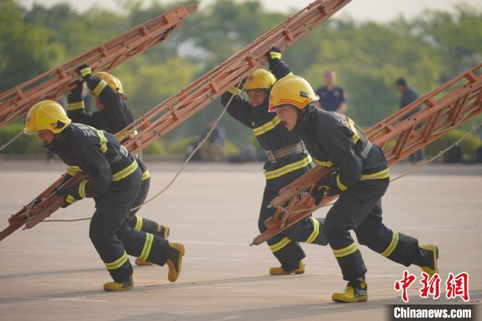 图为双人攀登6米拉梯。　刘冉阳 摄