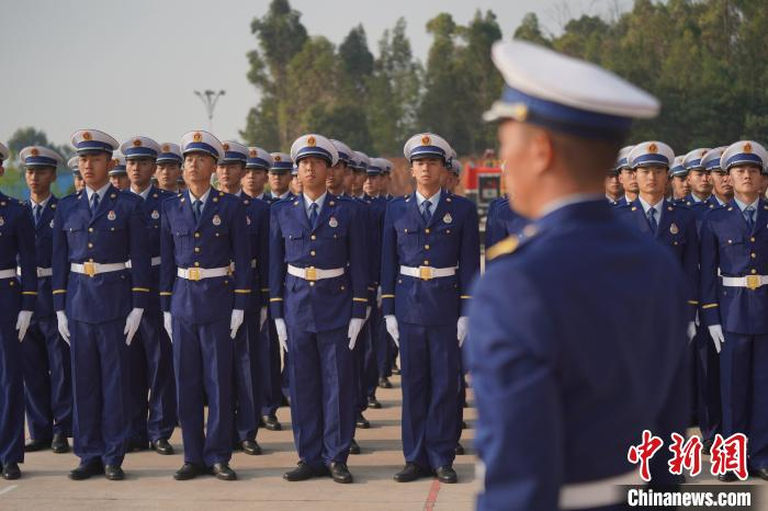 图为消防员列队演示。　刘冉阳 摄