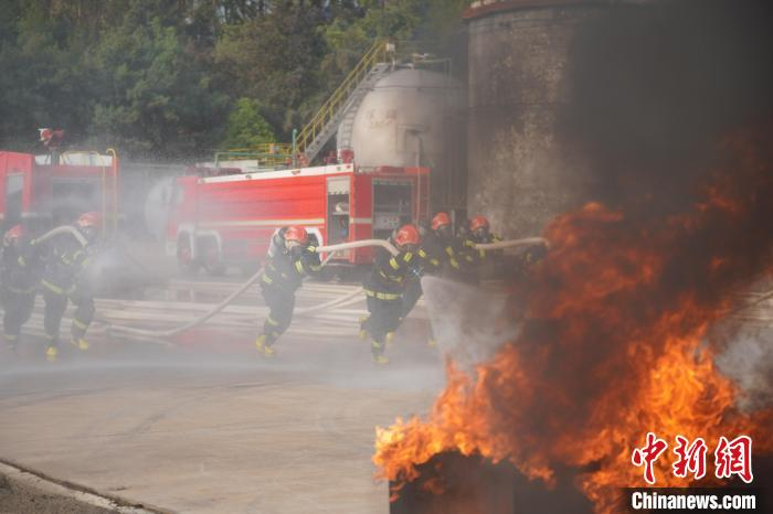 图为真烟真火科目展示。　刘冉阳 摄