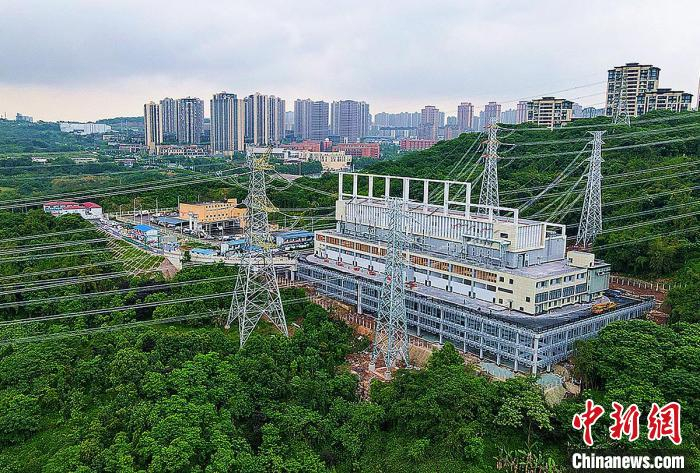 图为国内首座500千伏全户内“吊脚楼”式变电站。国网重庆市电力公司供图