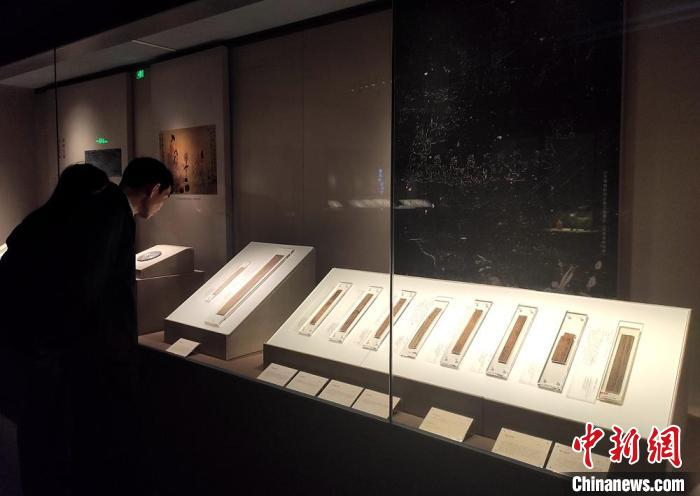 参观者阅读简牍中所记载的内容。　邓霞 摄