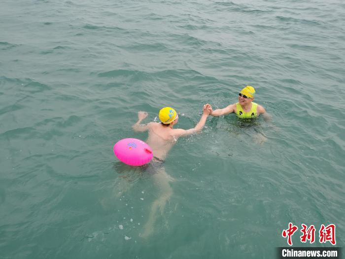 泳者海中接力。　主办方供图