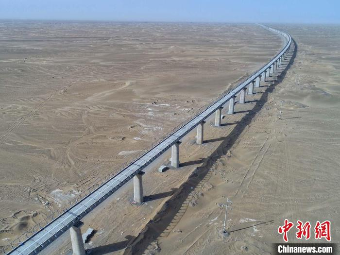 和若铁路是环塔里木盆地铁路环线的最后一环，目前铺轨已完成450余公里，超过全线铺轨工程的一半。 陈子朝 摄