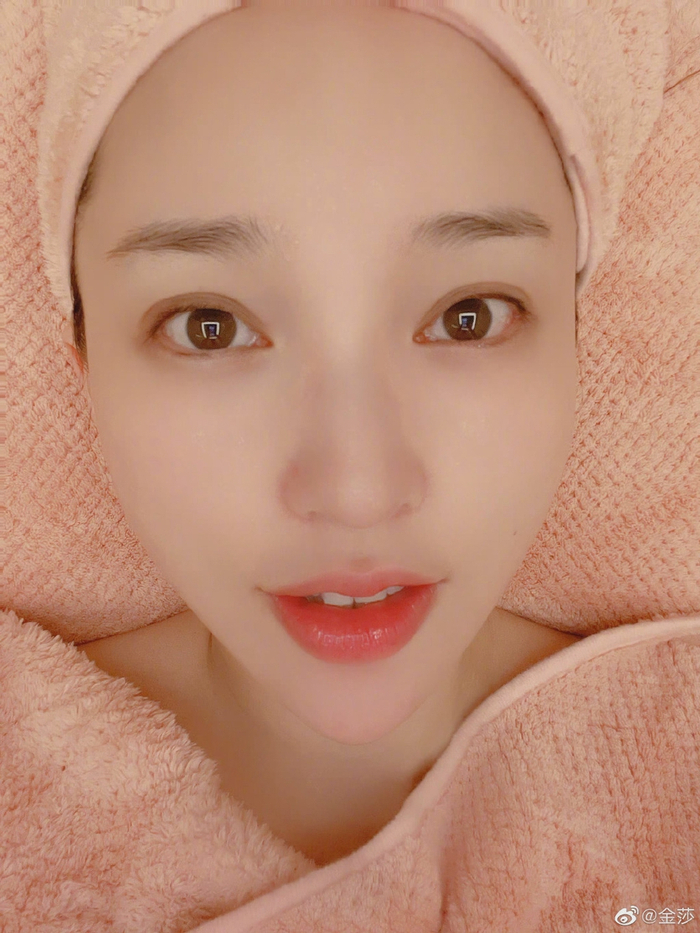 照片中,金莎躺在美容床上素颜出镜,有网友发现其下巴好像更尖了,引发
