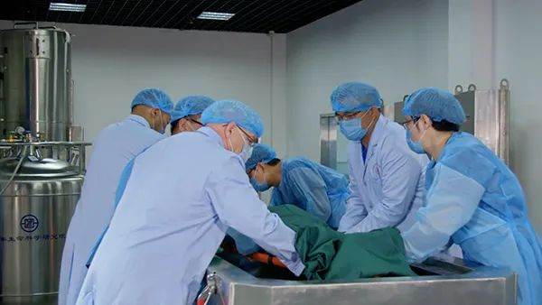 冷冻人体装罐  资料视频截图