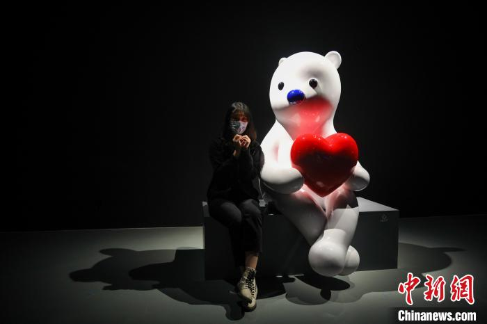 观众与爱心熊合影。　张亨伟 摄