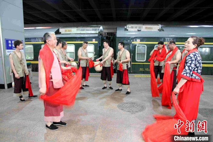 山东省内首趟全列软卧旅游列车Y737/6次“中铁文旅—蓬长仙境号”，4月2日20时8分从济南站发出。　孙婷婷 摄