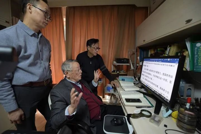 资料图片：任继周（中）在家中与他的学生讨论论文。（新华社记者 张晨霖 摄）