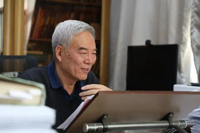 资料图片：南志标在兰州大学草地农业科技学院的办公室内接受采访。（新华社记者 张睿 摄）