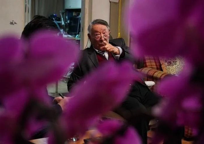 资料图片：任继周在家中接受采访。（新华社记者 张晨霖 摄）