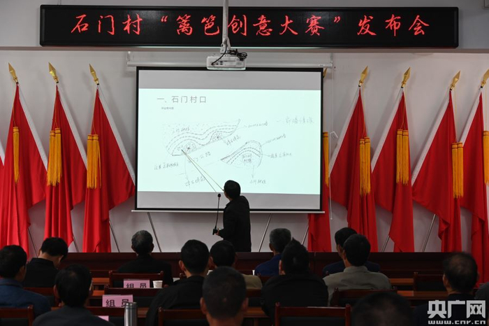 村民登台讲解自己绘制的篱笆草图 （央广网发 尤才彬摄）