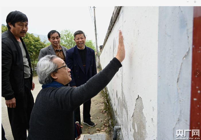  吴教授与村民在现场探讨篱笆方案 （央广网发 蒋攀摄）