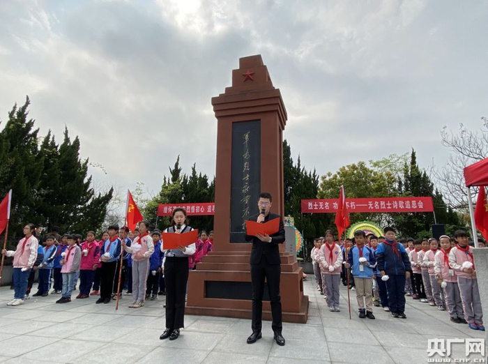 诗歌追思会 （央广网记者 陈金莲摄）