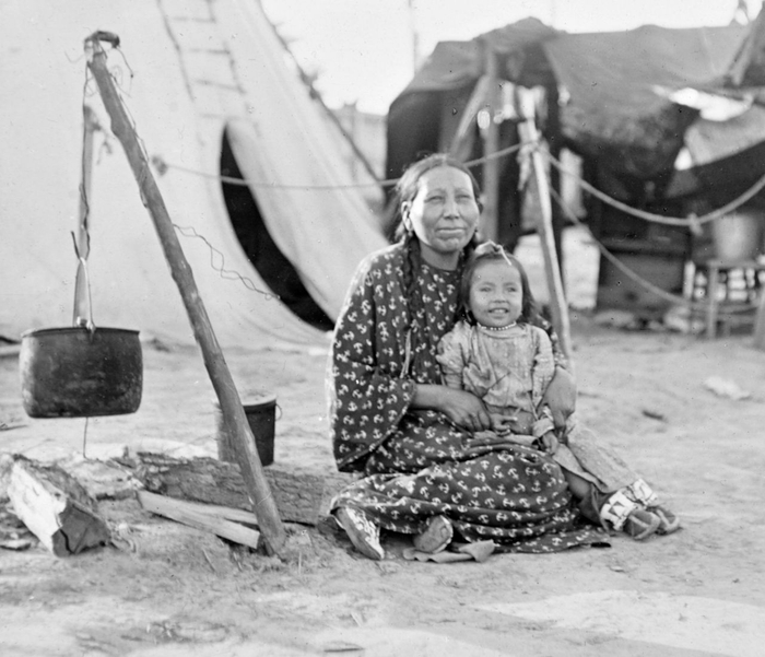 　　△20世纪初的阿帕奇族印第安人妇女和儿童。（图片来源：视觉中国）