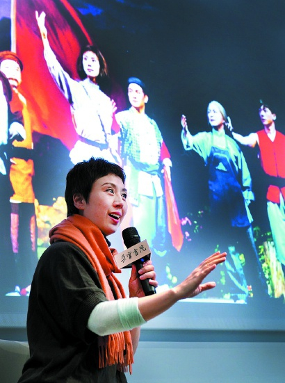  史依弘在朵云书院·戏剧店与读者互动 本报记者郭新洋 摄 