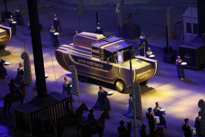 这是4月3日在埃及首都开罗拍摄的用于运送木乃伊的金色定制花车。新华社发（艾哈迈德·戈马摄）