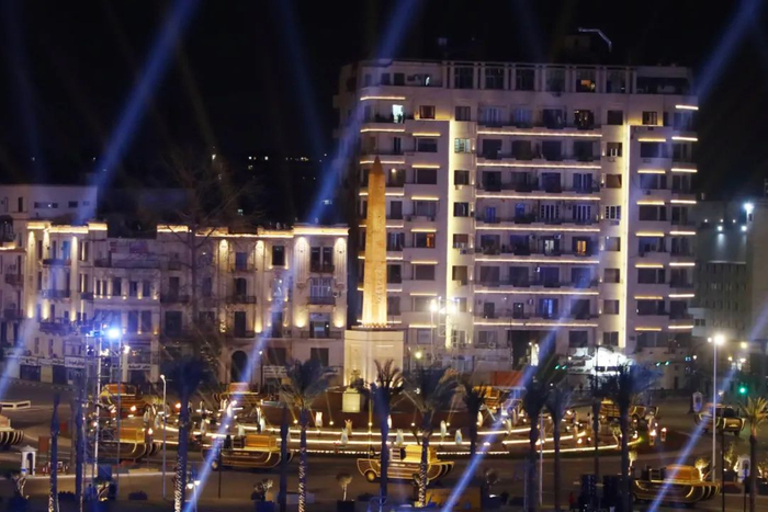 这是4月3日在埃及首都开罗拍摄的用于运送木乃伊的金色定制花车。新华社发（艾哈迈德·戈马摄）