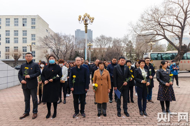师生代表向王大珩先生铜像敬献鲜花。哈理工 供图