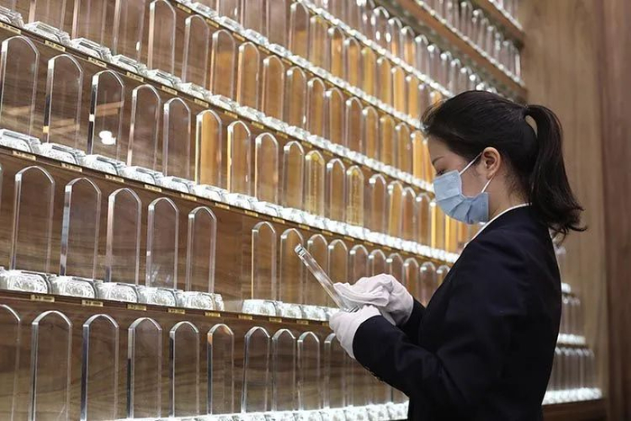 朱雨露正在擦拭牌位。新京报记者&nbsp;王飞 摄&nbsp;