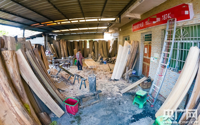 附近的棺木店（记者 周益帆 摄）