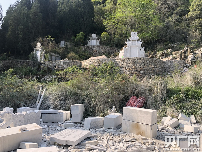 墓地修建（记者 周益帆 摄）