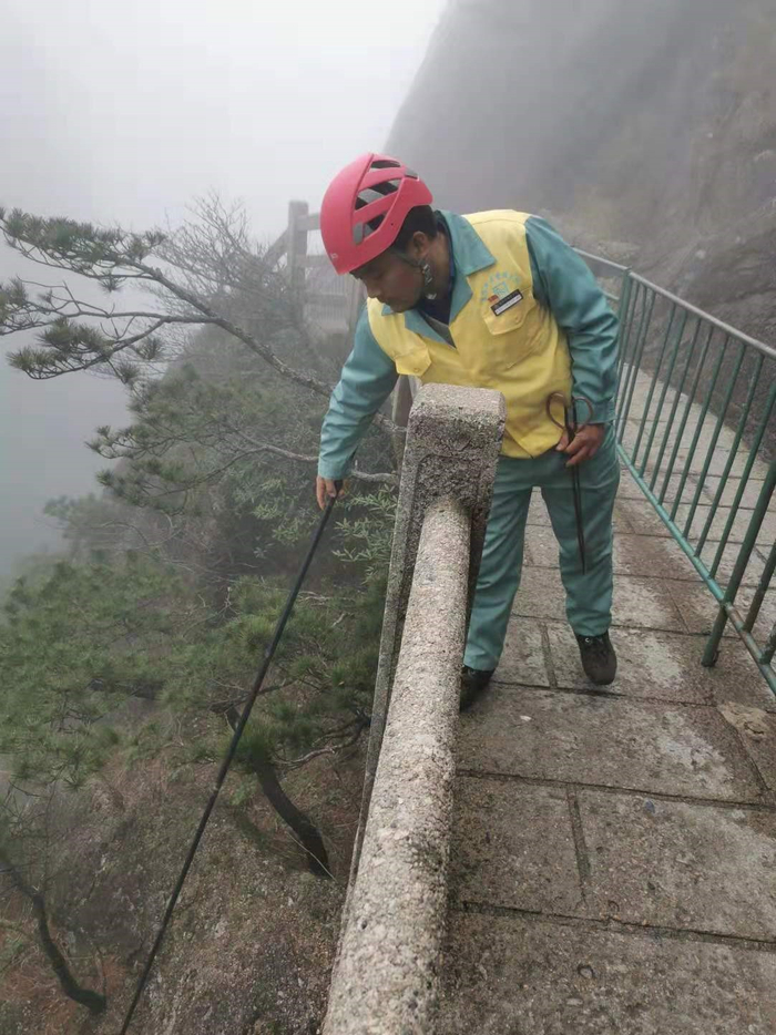 李培生使用钓鱼竿捡垃圾。新京报记者 汪畅 摄