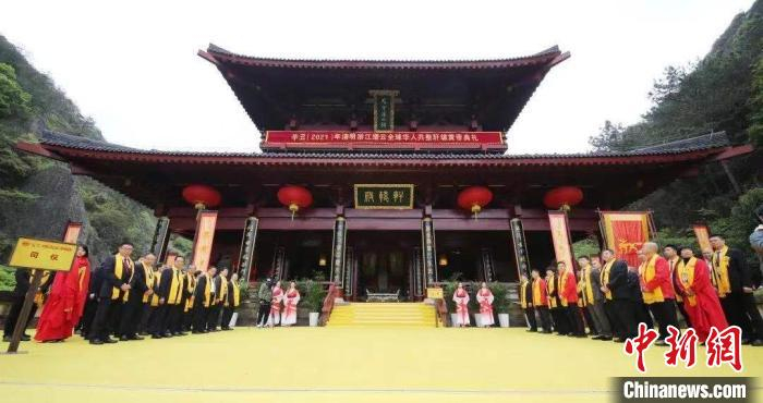 本次祭典以“四海同心，华夏共祭”为主题，采用现场与网络祭祀相结合的方式，以现场简约庄严仪式、网络直播、网上祭祀平台等形式呈现。　樊建新 摄