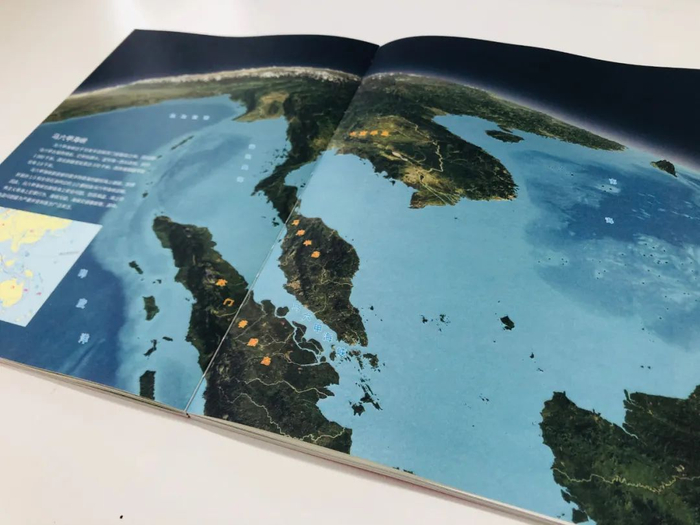 除了四册超级精美的书，还赠送一堆地图：