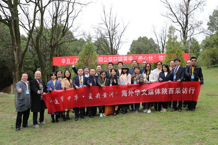 华文媒体采访团合影。胡海 摄