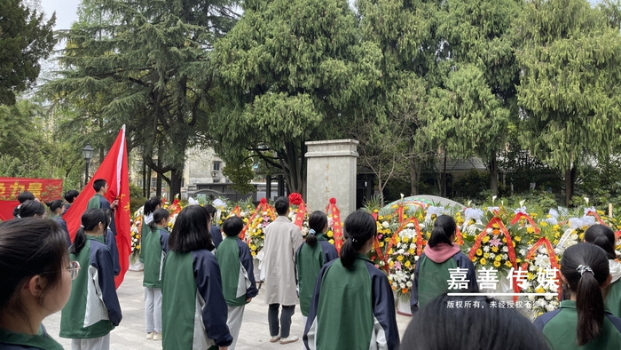 4月2日下午,嘉善第二高级中学组织学生来到烈士陵园开展"承先烈遗志