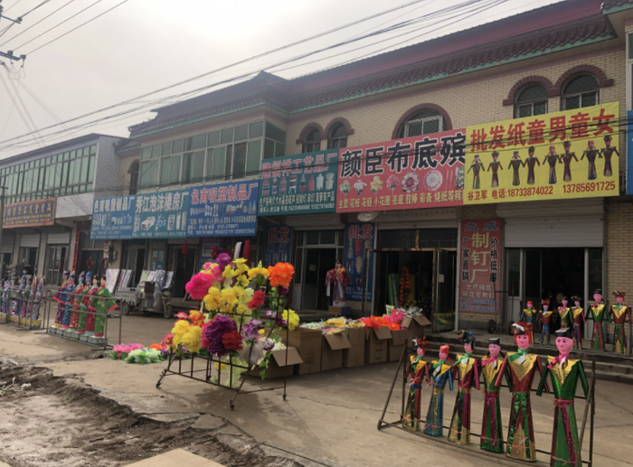 米北庄大集，有门脸商家将街道当作展台。新京报记者 张静姝 摄