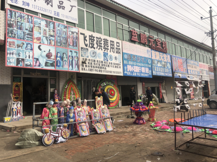 ▲米北庄大集，有门脸商家将街道当作展台。新京报记者 张静姝 摄