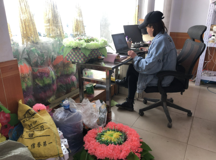 3月20日，冯伟妹在店里忙着对接网上的客户。新京报记者 张静姝 摄