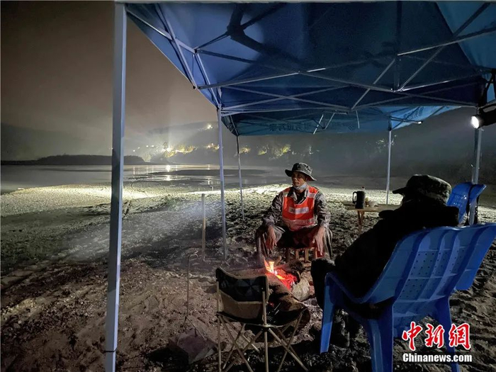 图为在中缅界河瑞丽江畔的守边人。缪超 摄