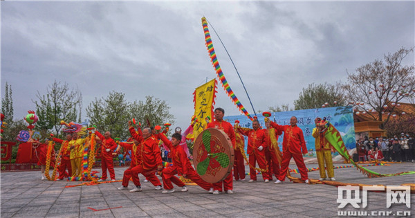 　　清明文化节空竹表演 （央广网记者 汪宁 摄）