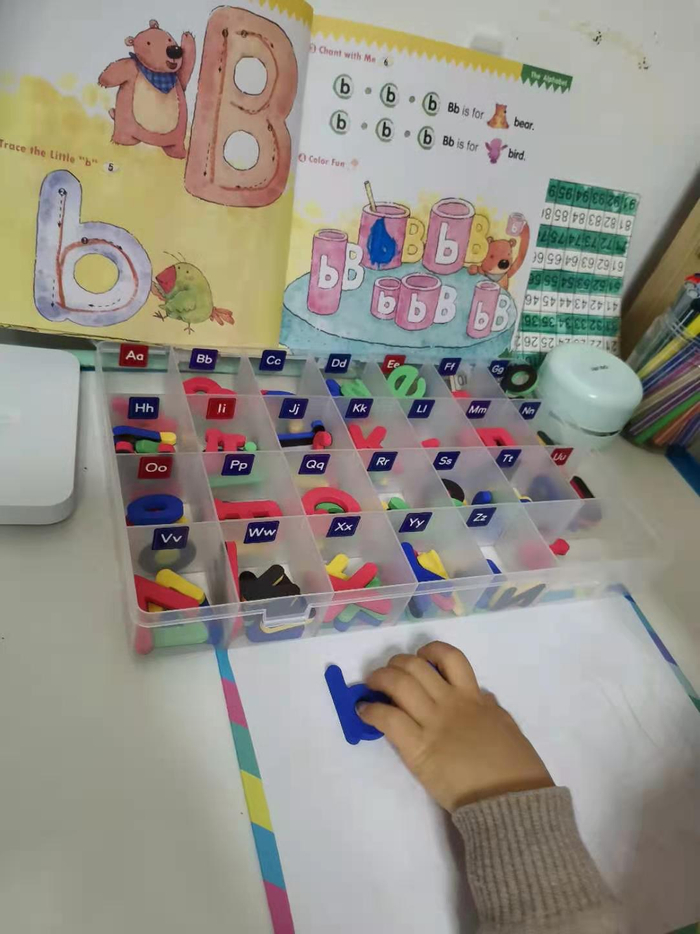 赵可的孩子在学习字母（受访者供图）