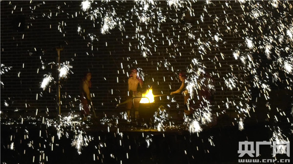 　　打铁花（央广网记者 汪宁 摄）
