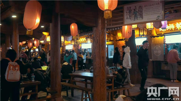 　　美食街（央广网记者 汪宁 摄）