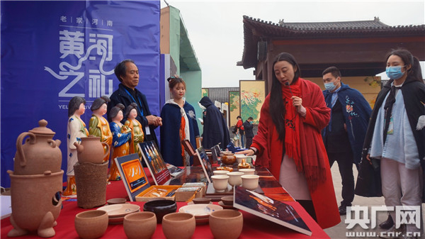 　　“老家河南 黄河之礼”成果展（央广网记者 汪宁 摄）