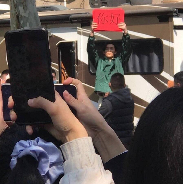 实锤吴磊举牌子宣传四部新剧被调侃真端水大师