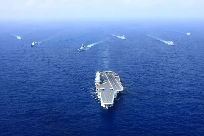 　　▲资料图片：2018年4月18日，执行远海训练任务的辽宁舰编队在西太平洋海域组织编队运动训练。（新华社发 胡锴冰 摄）