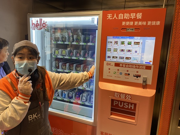 图说：升级版的自助早餐机是小店里的“科技高地” 新民晚报记者 张钰芸/摄