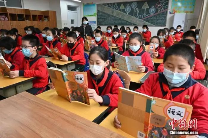 资料图：3月1日下午，河北石家庄翟营大街小学，学生们开启新学期第一节课。中新社记者 翟羽佳 摄