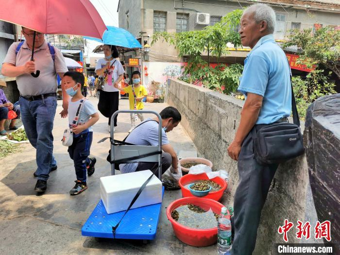 石板沙村沿路销售的黄沙蚬 李晓春 摄