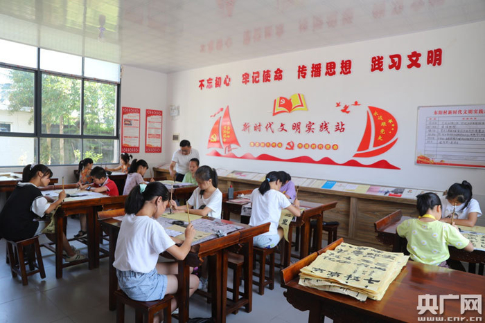 开展“趣味书法 助力成长”公益书法培训活动（央广网发 通讯员供图） 