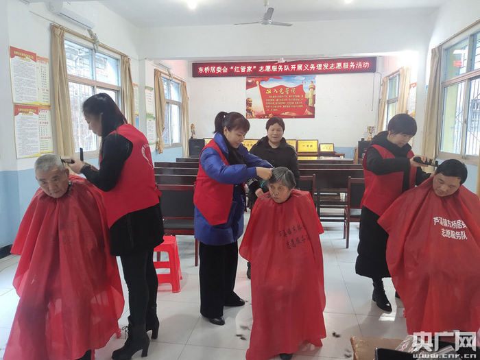 “红管家”志愿服务队开展义务理发志愿服务活动（央广网发 通讯员供图） 