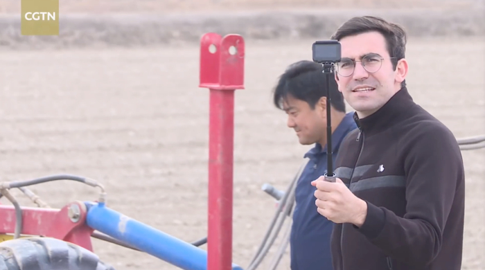 高佑思在新疆的棉花农场（视频截图）