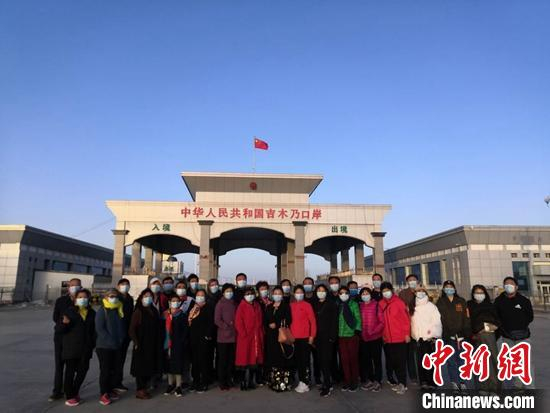 游客在吉木乃县口岸国门前合影留念 古丽娜 摄