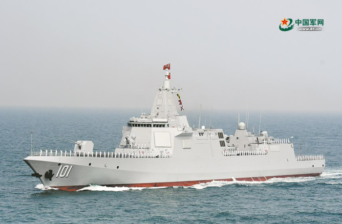 “南昌”号驱逐舰接受检阅。